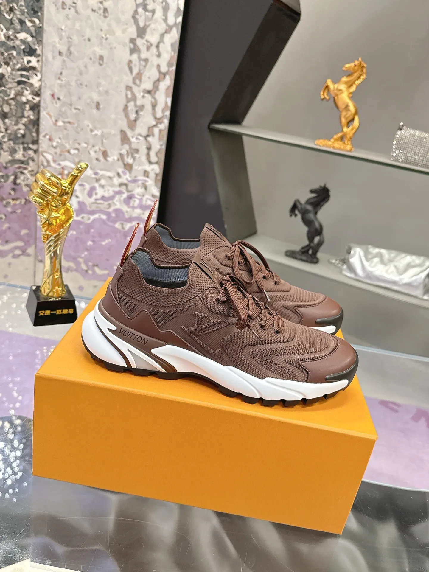 Men's men's shoes: 660💰 LV Louis Vuitton L Jialu brand Runner Tatic series thick-soled casual sports shoes running shoes original purchase development and production This LV Runner Tatic sports shoe is blended with fly woven fabric material to interpret the inspiration of traditional mountaineering shoes. The LV letters are written on one side, the Louis Vuitton logo, and the light and wear-resistant rubber outsole complete the whole package. The delivery counter is exquisitely packaged🛍📦 ▪️Fabrics: Original imported custom fly-knit fabric ▪️Inner lining: Original custom-made breathable mesh ▪️Sole: Original molded anti-slip rubber combination material ▪️Sole thickness: 4CM ▪️Size: Men's 39-45